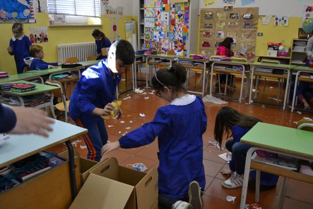 i bambini puliscono la loro aula